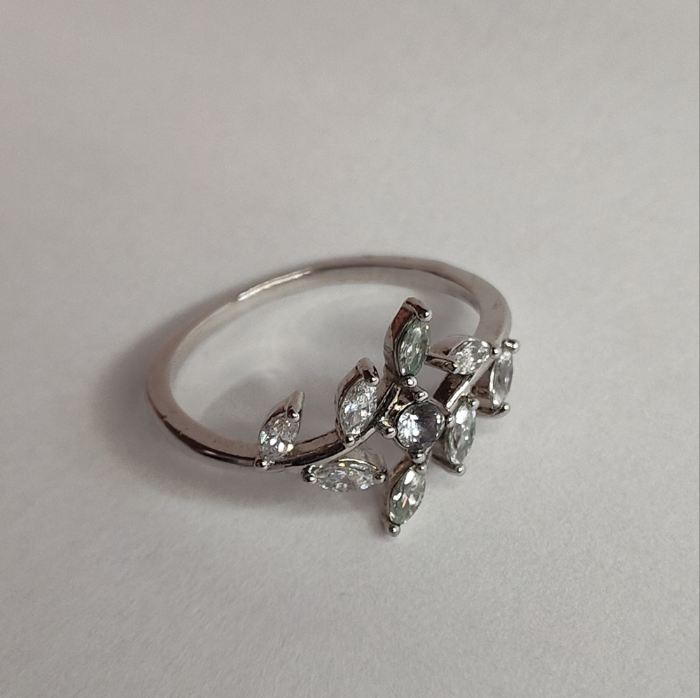 Elegant Silver Colored Quartz Leaf Ring Size 10